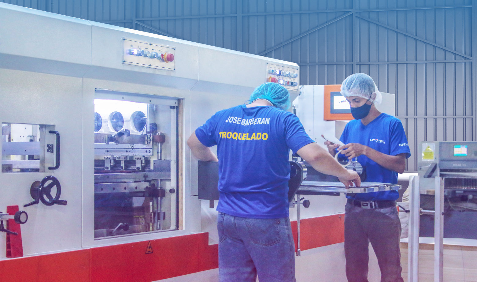 ¿Cómo el descartonado promueve la rapidez en pedidos masivos de cajas?